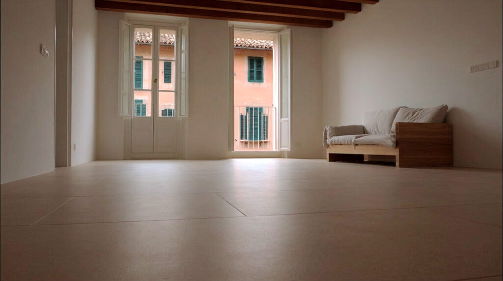 Comprar vivienda con criterio: interior de vivienda con luz natural